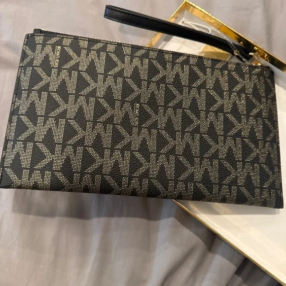 Michael kors wristlet - Picture 4 of 7